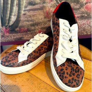 Cheetah print sneakers with black star on each side. Size 8